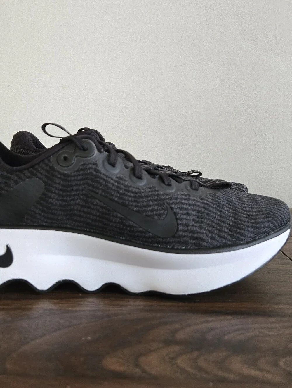 NEW Nike Motiva Walking Shoes Womens 9 / Mens 7.5 Black White DV1238 001
